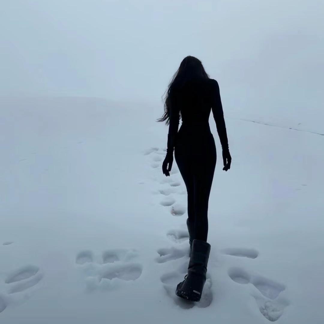 悲伤的美女
