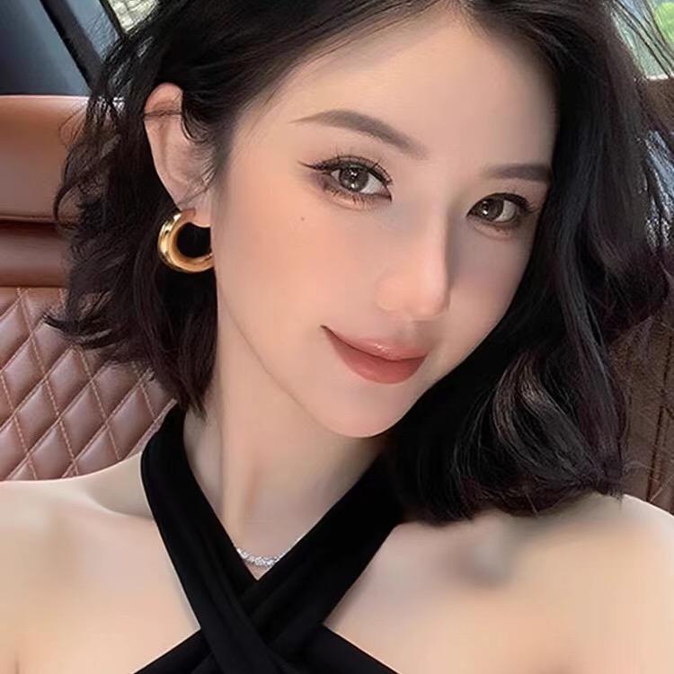 香港烟酒店老板娘