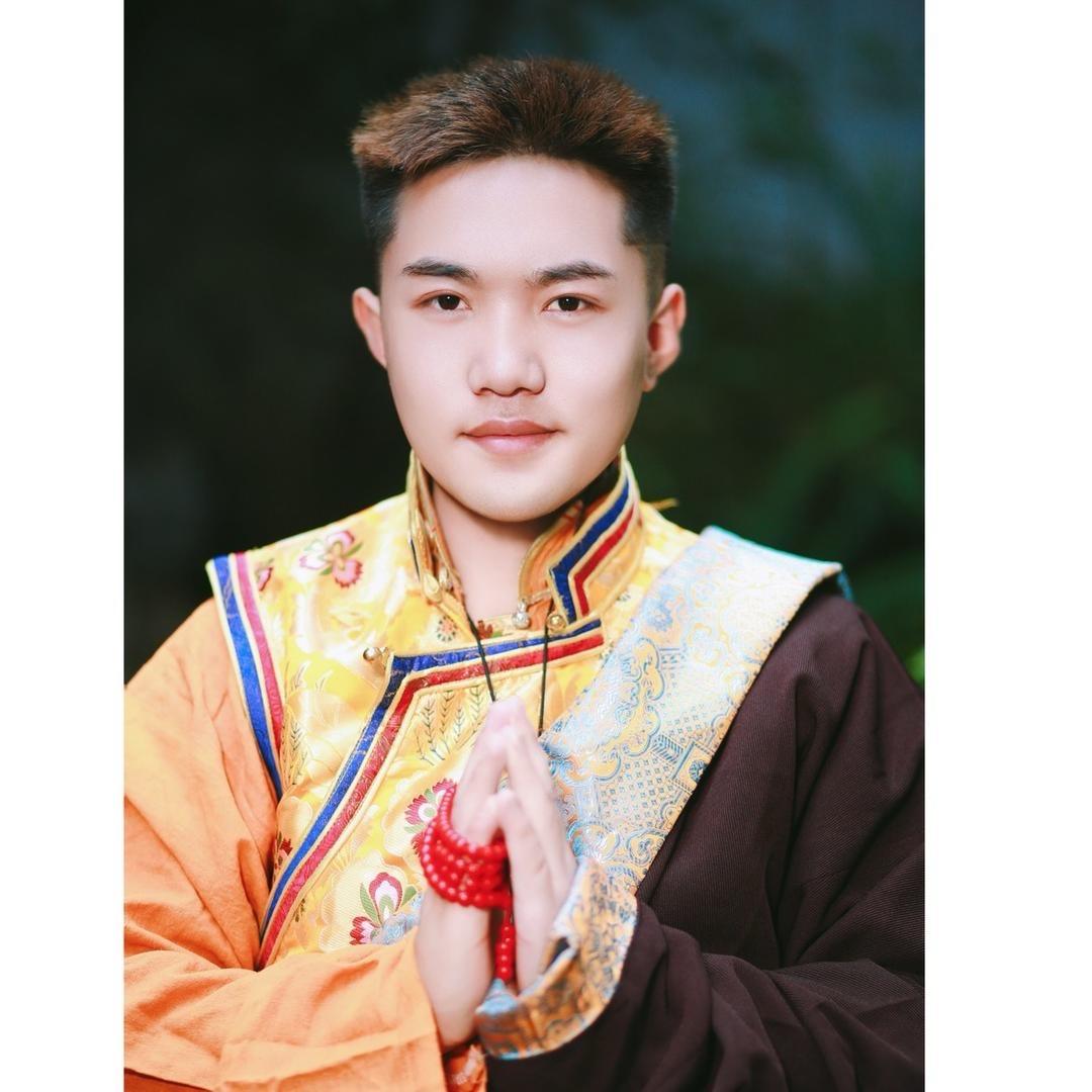 兄弟丹巴 曲扎的通讯乐园
