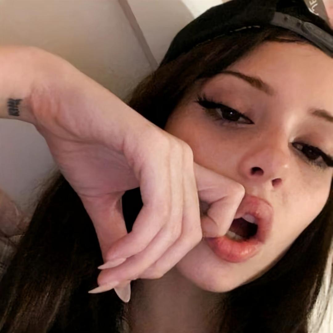 爱吃食物的女孩子