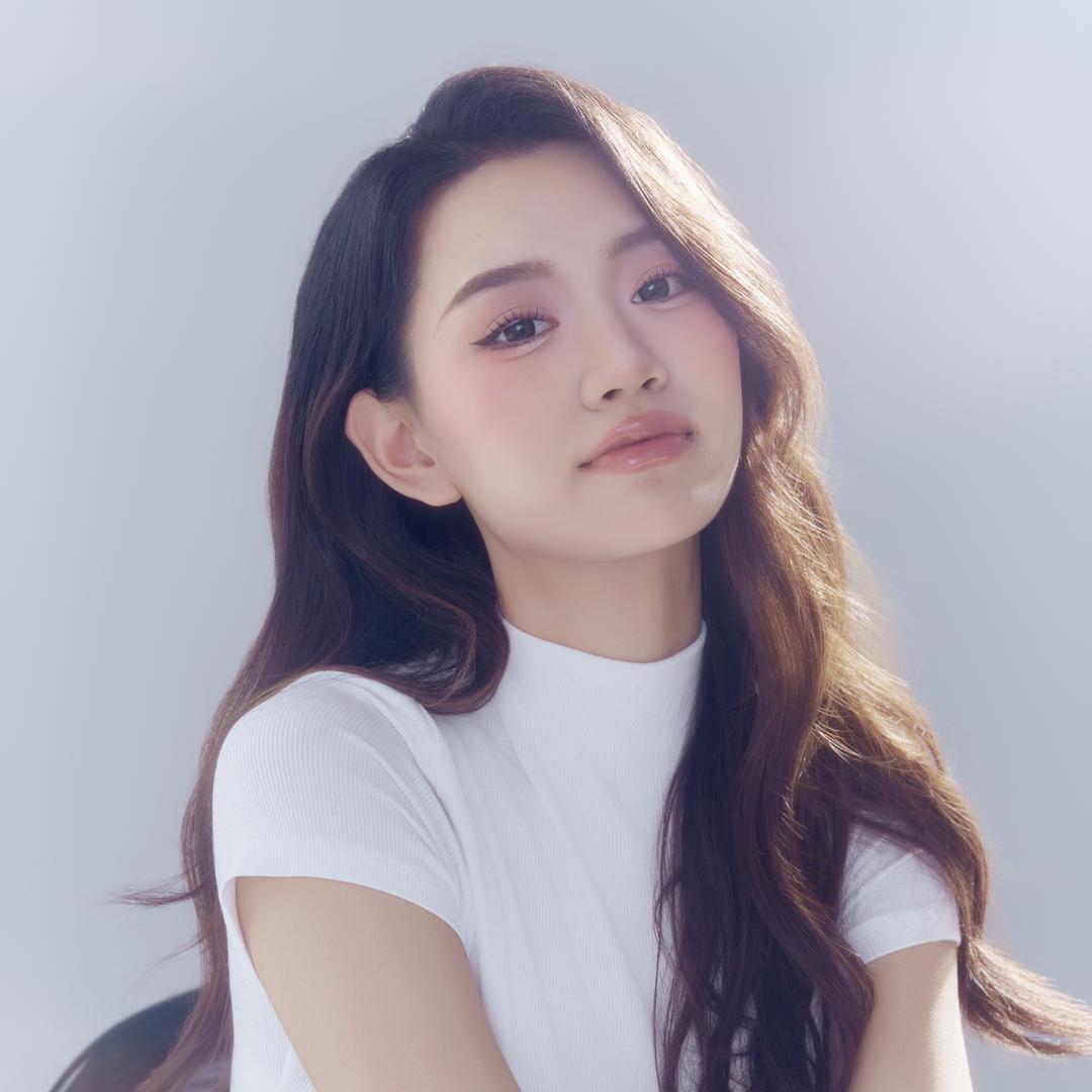 开婚纱店的冯冯