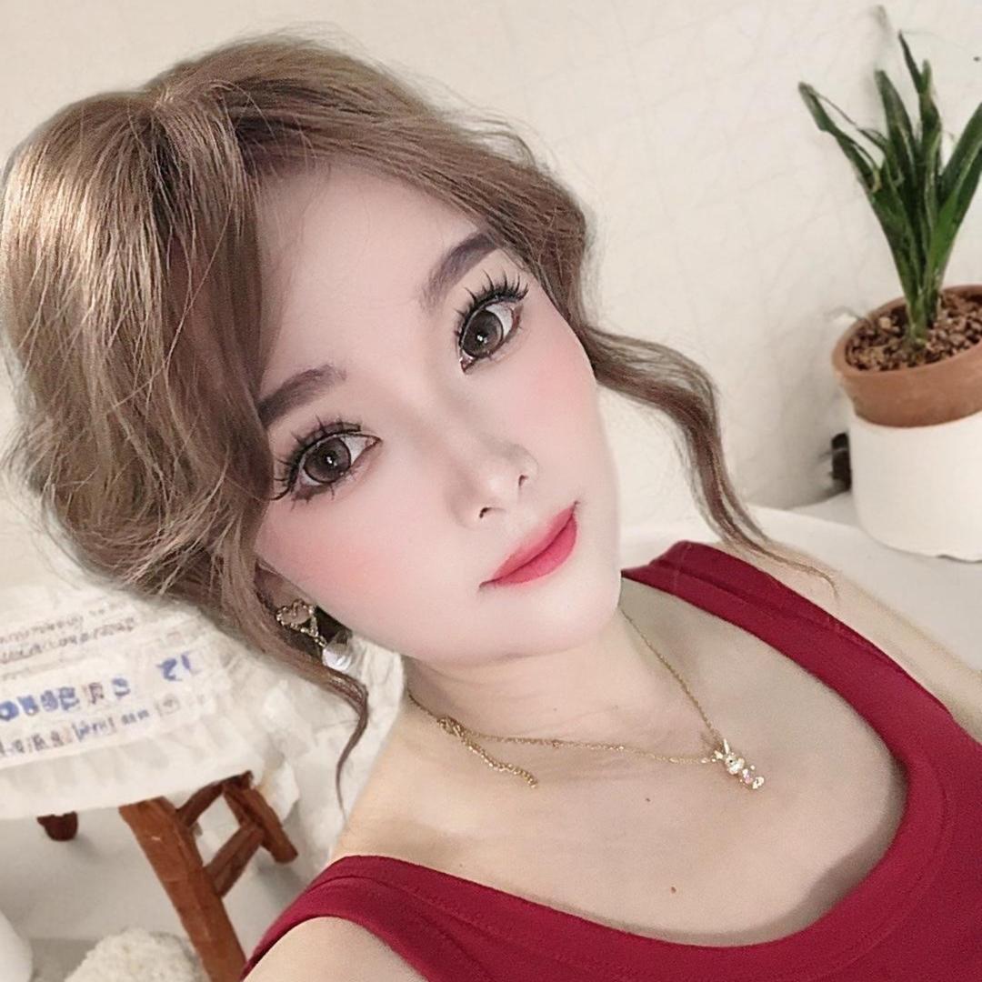 荡秋千的小萝莉