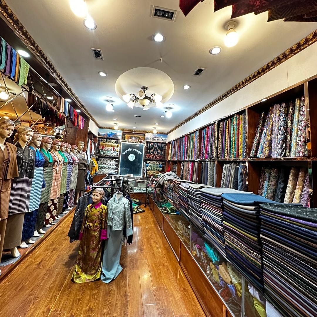 拉萨城中针尖梦藏装店