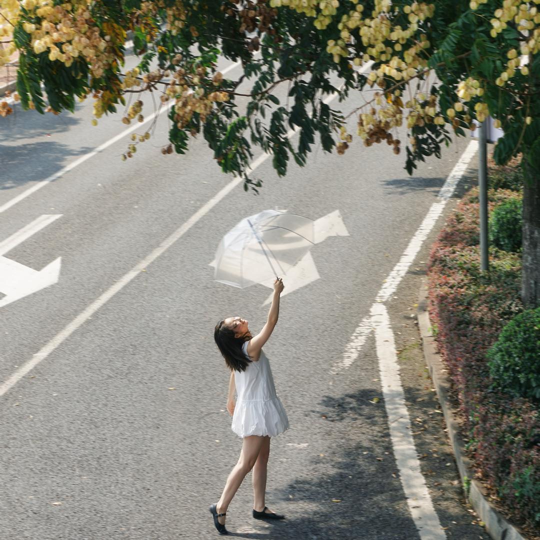 教钢琴的颜老师