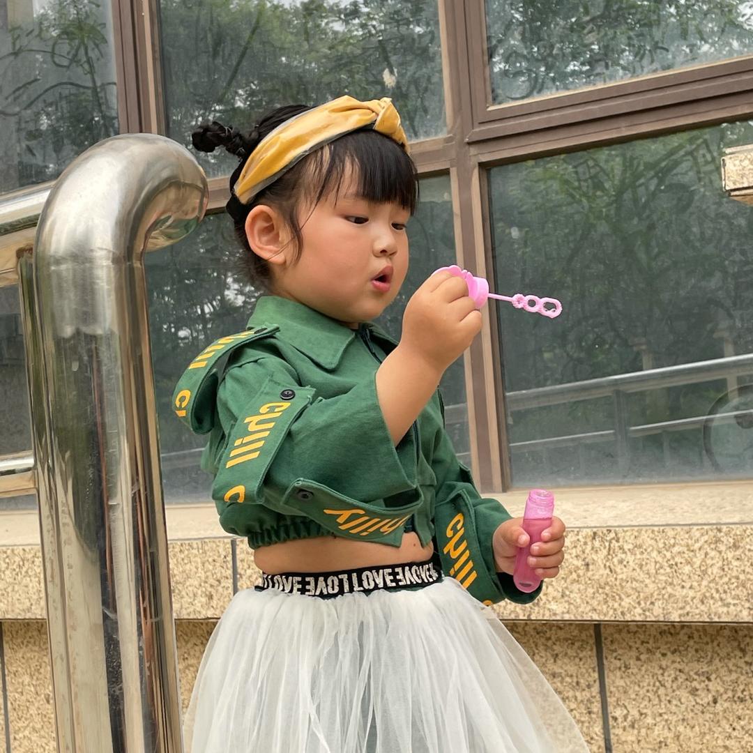 风吹河边草