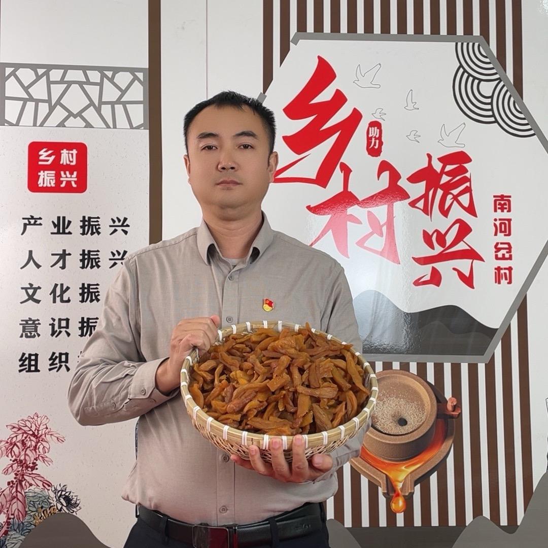 柏支书助农