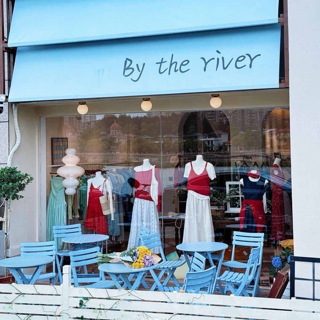 在河畔By the river