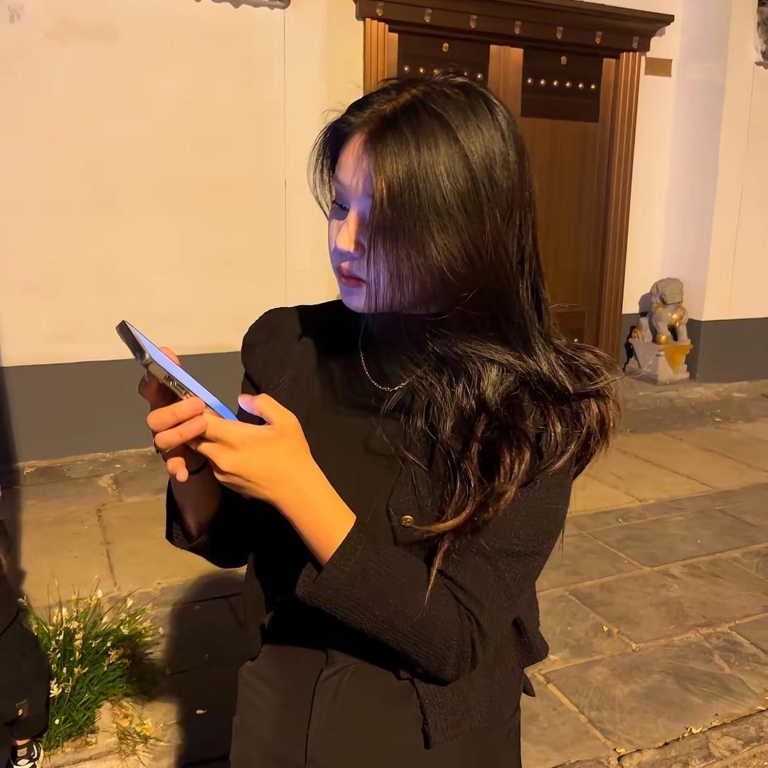 唐如欣.