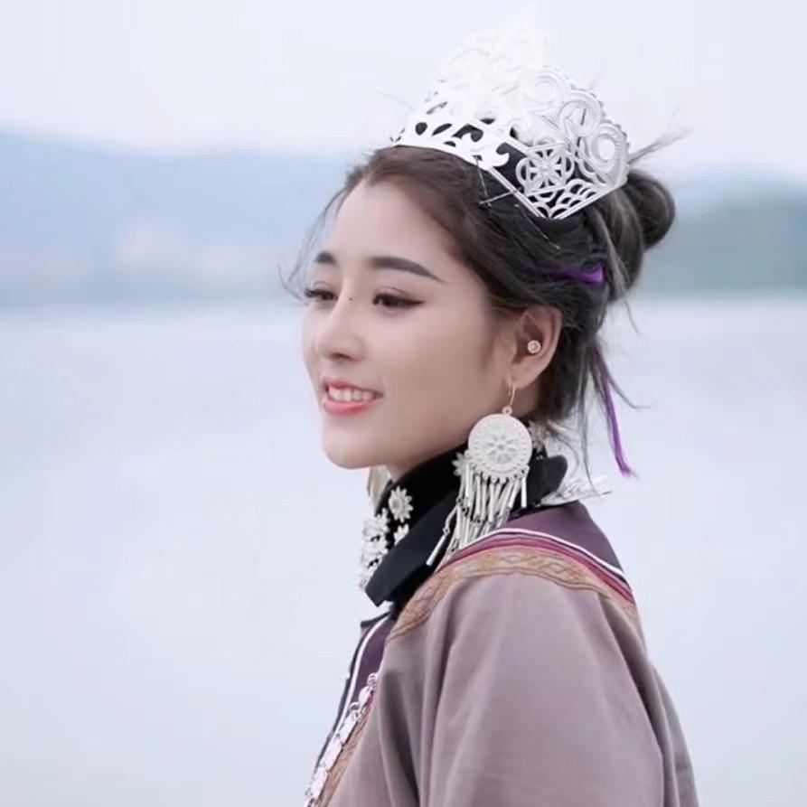 彝家有女 欣欣