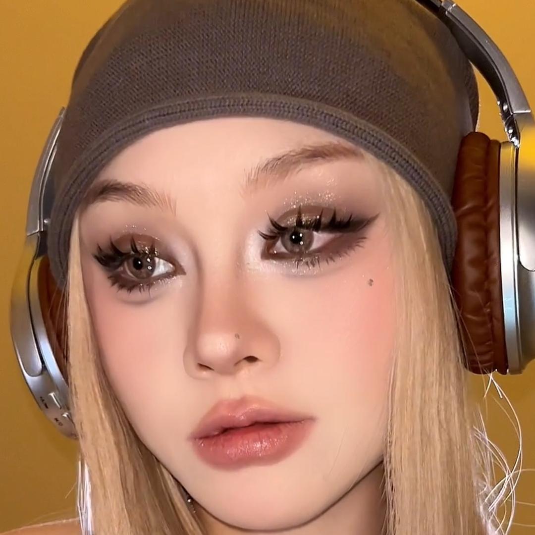 女颜湾湾睫毛