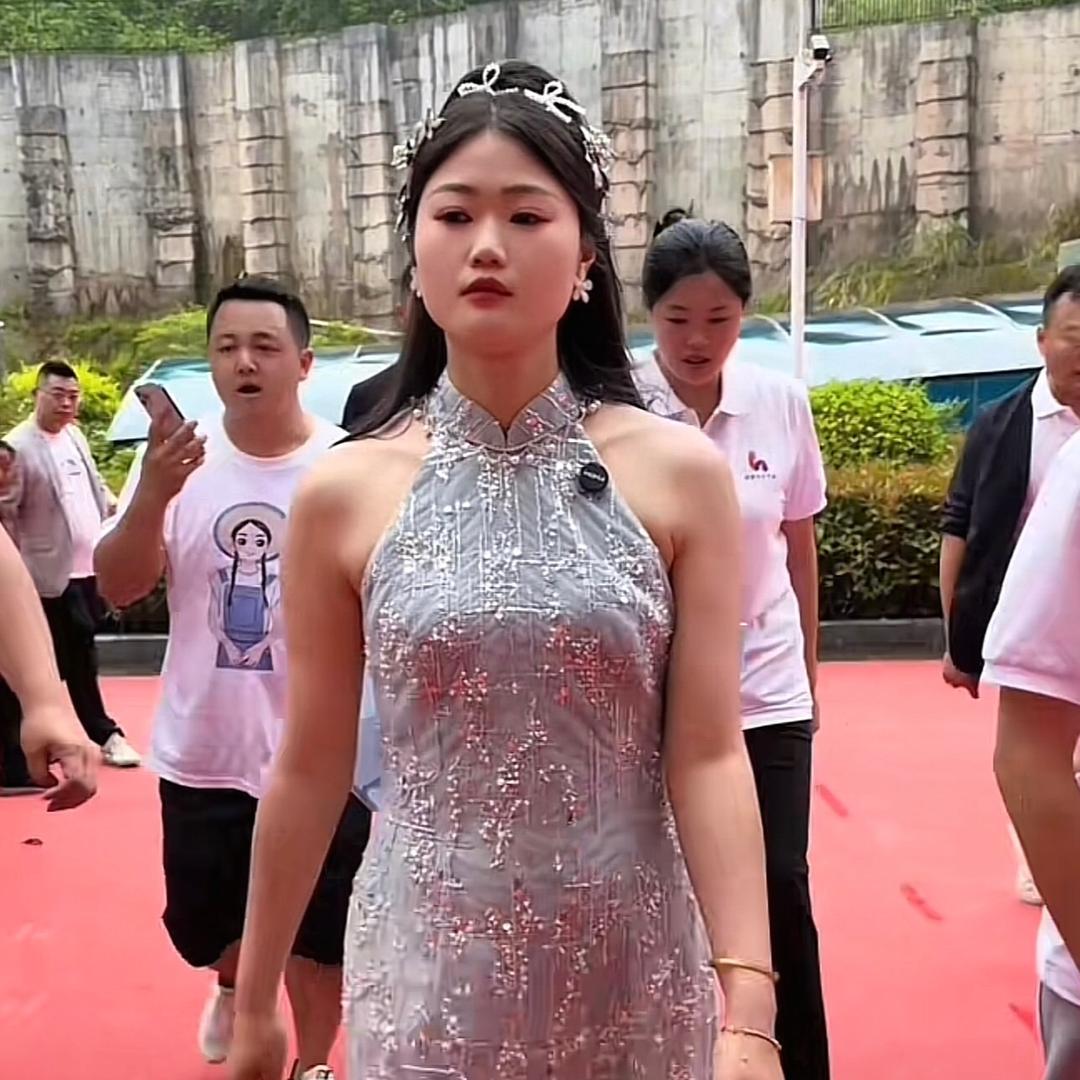 娜娜（公司两周年庆典小助理）