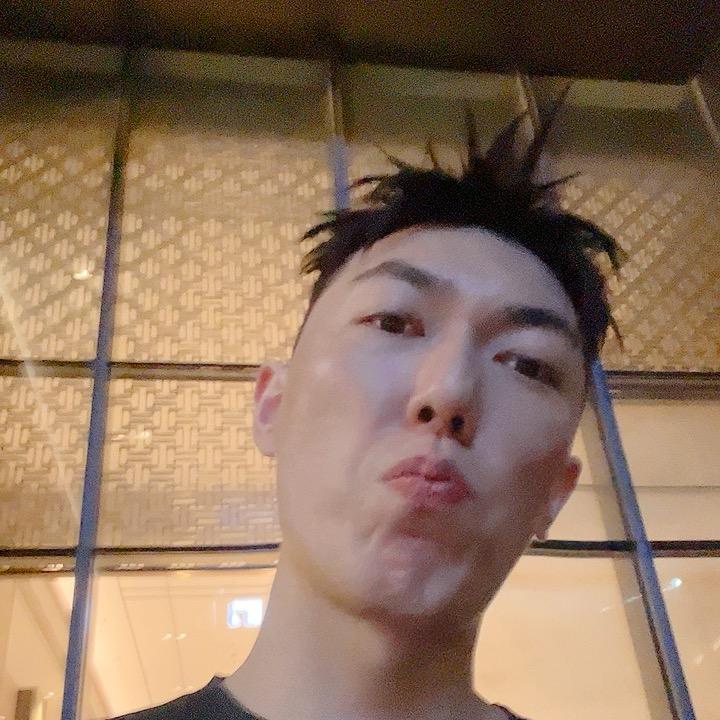 一个爱唱歌的两米男孩