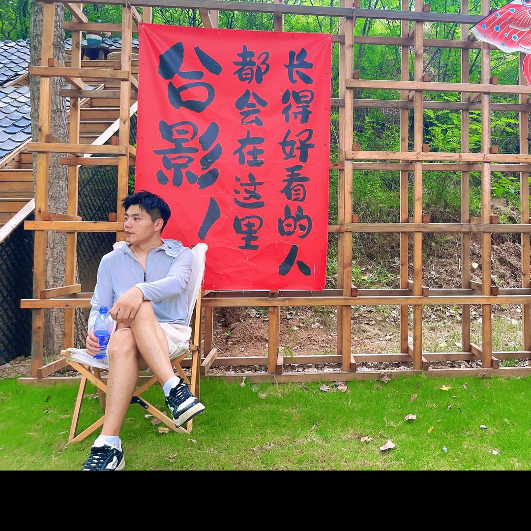 杜鹏 二次元短发玩家