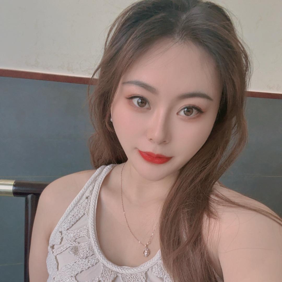 摆摊买原浆鲜啤的小妹妹