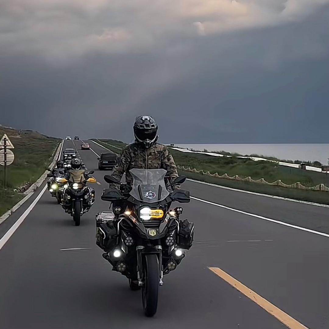 骑拉力的小福子.