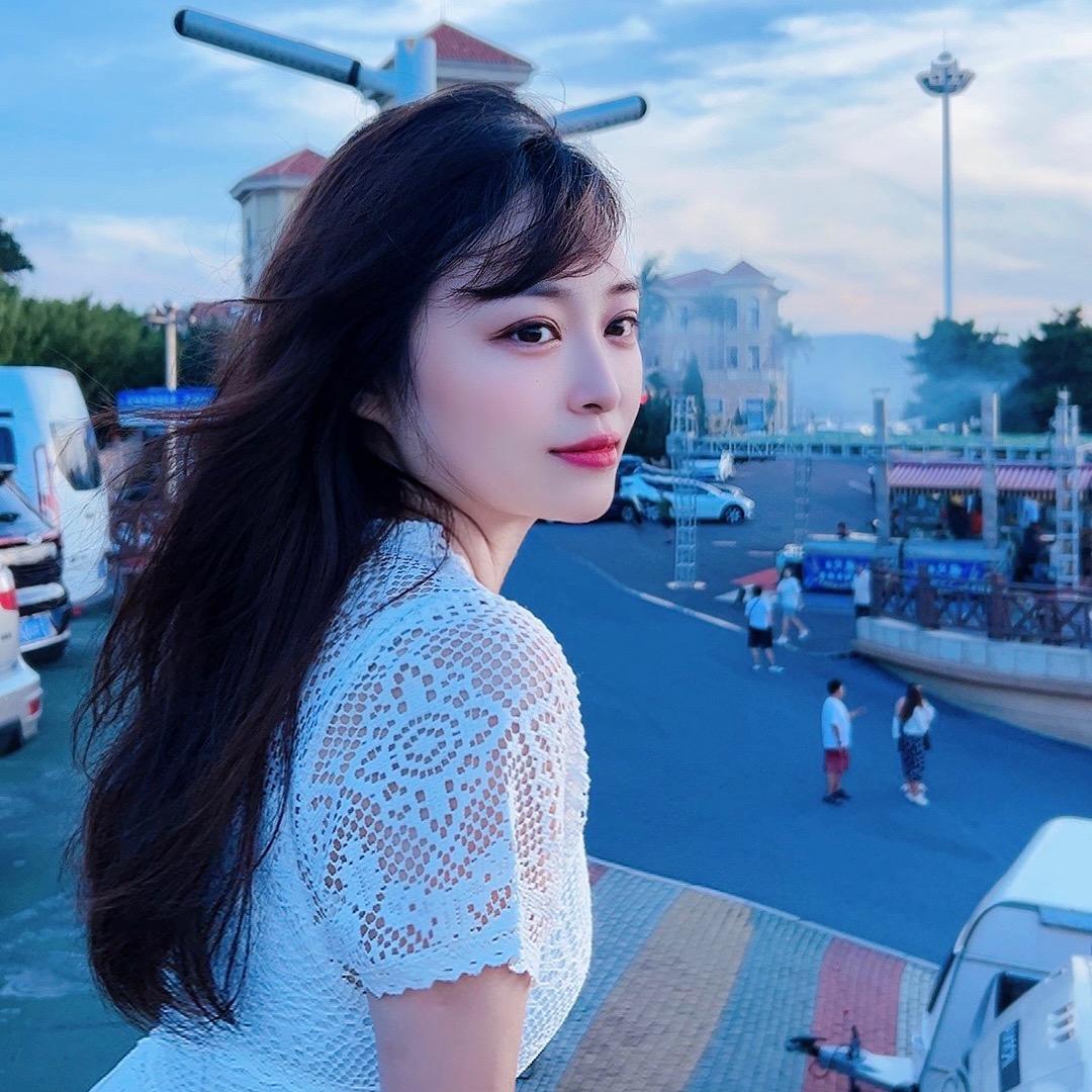 饱胀女孩