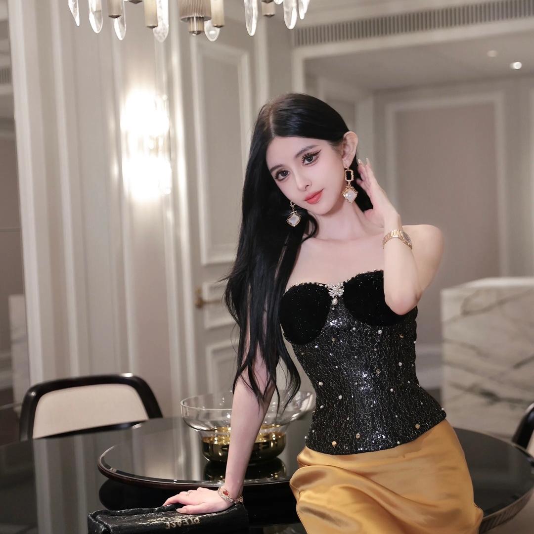 魏凡舒-服饰穿搭.红红康