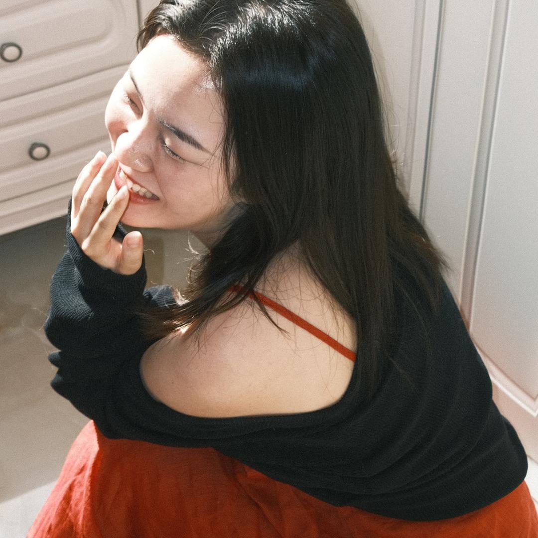 一只狸花压海棠