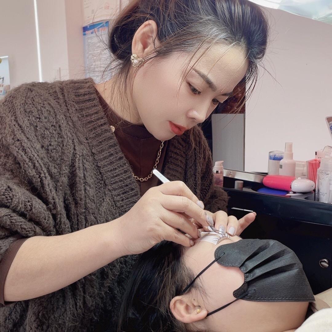 轻妍美甲美睫综合店