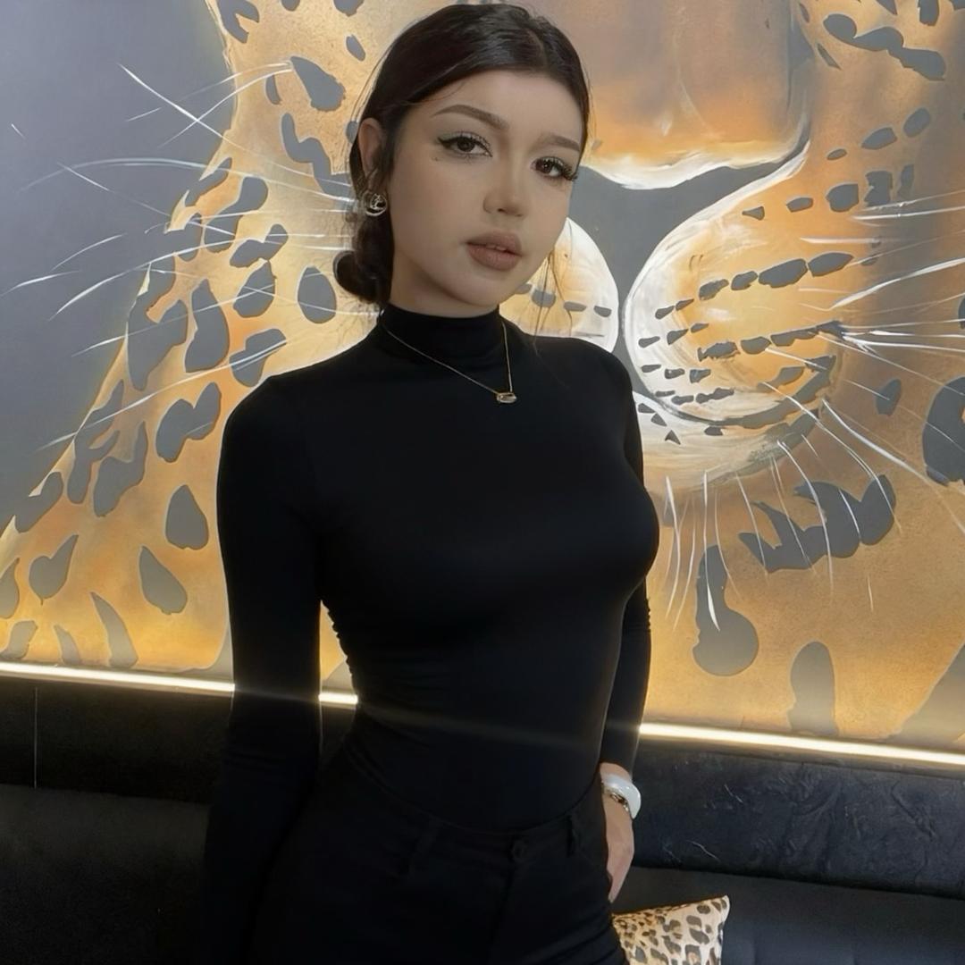 伊.