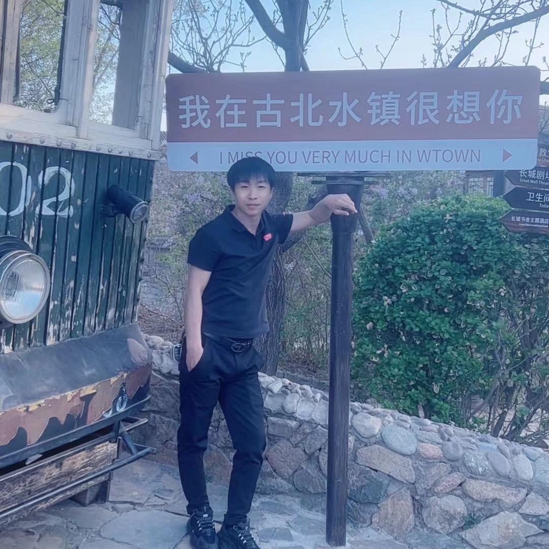 爱钓鱼的小男孩