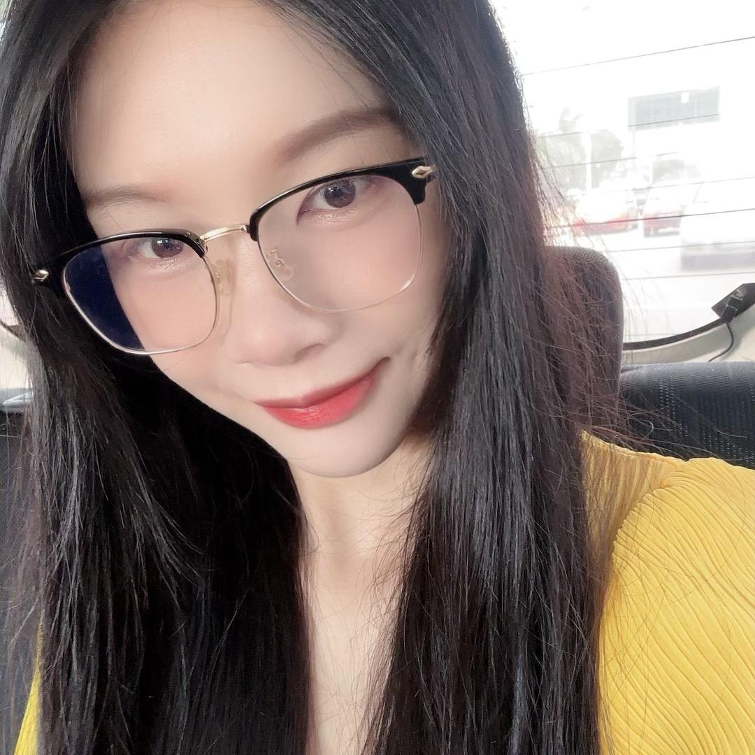 Ginny有两颗虎牙