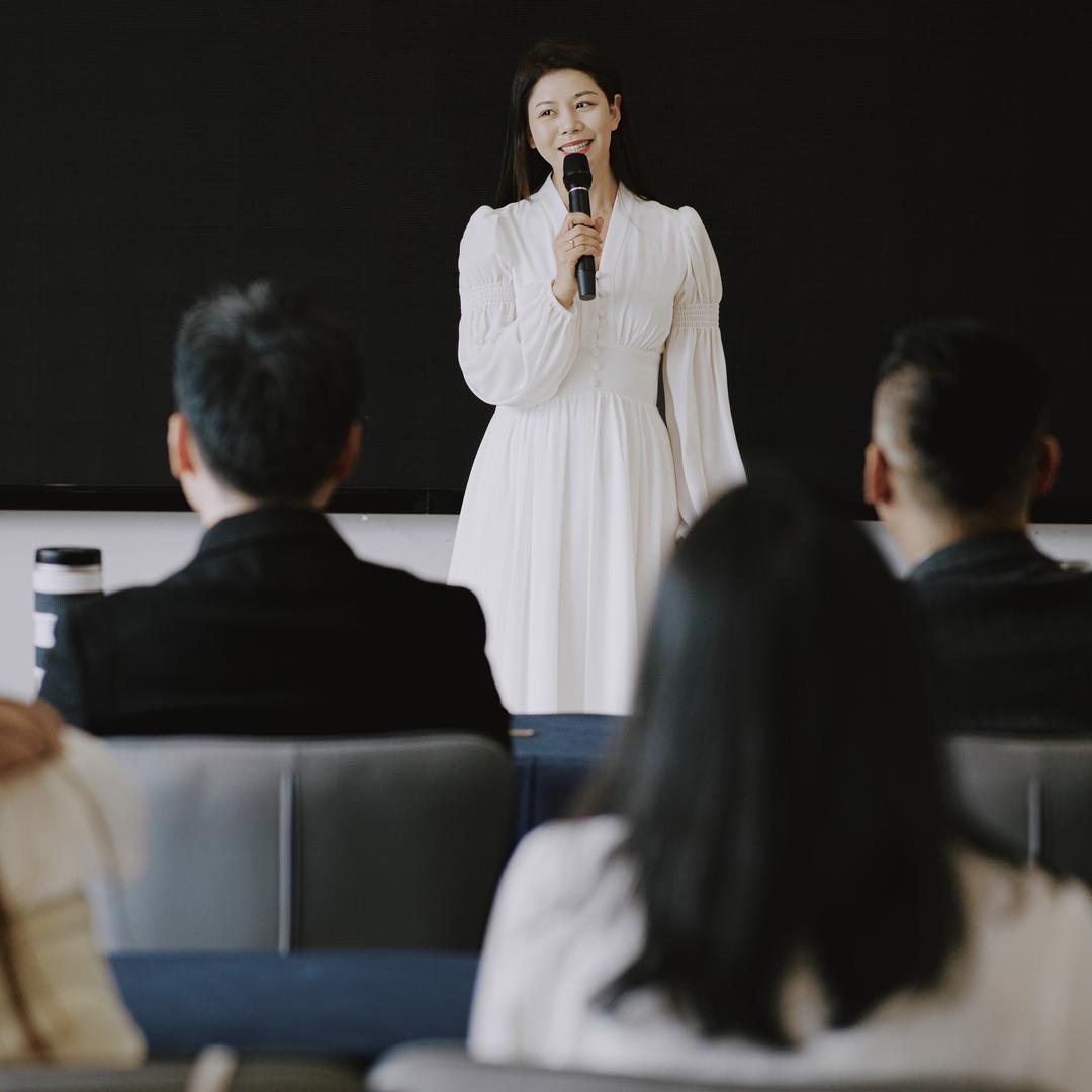 Aོ࿆༘ 会婚礼主持的薛婷