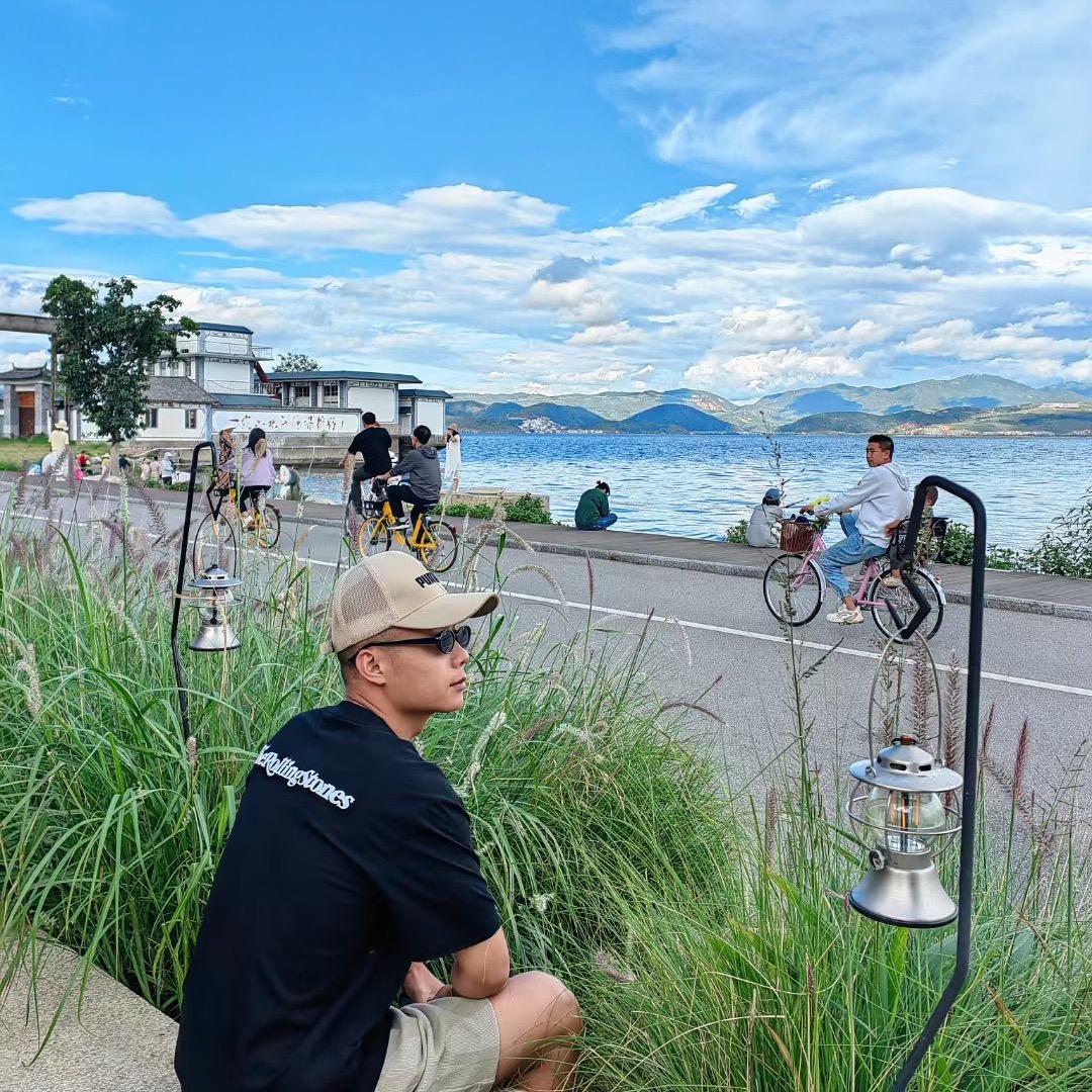 沙湾里酸汤腊猪脚掌柜小杨