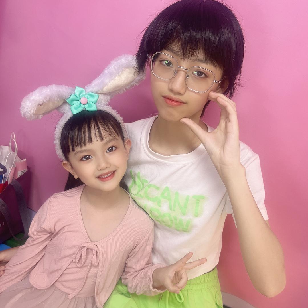 家🈶俩宝