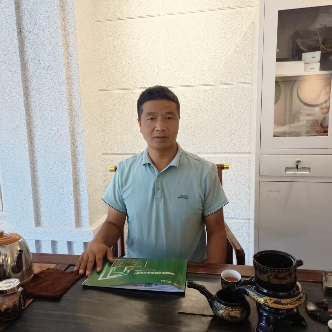 昌升80后大叔做仿石漆