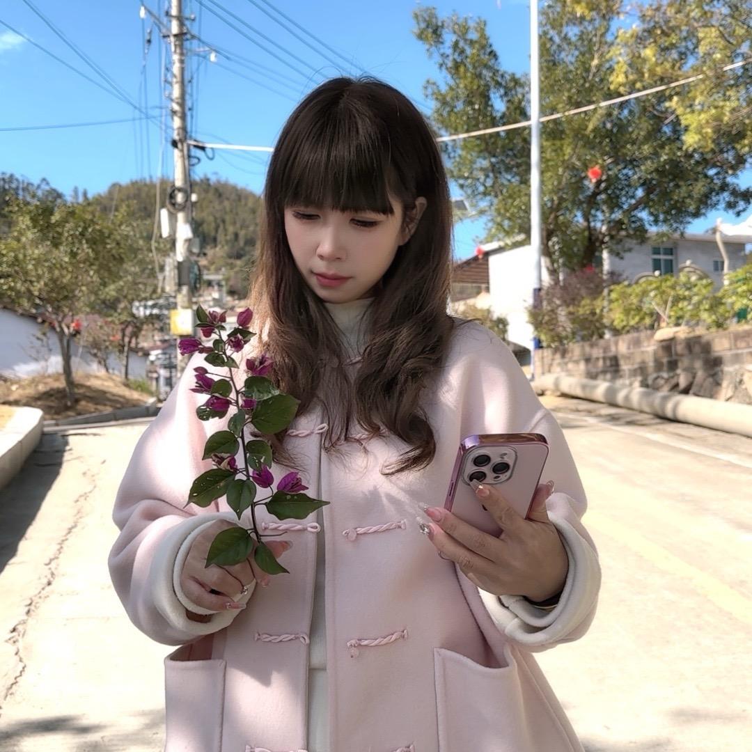 何必再忆。