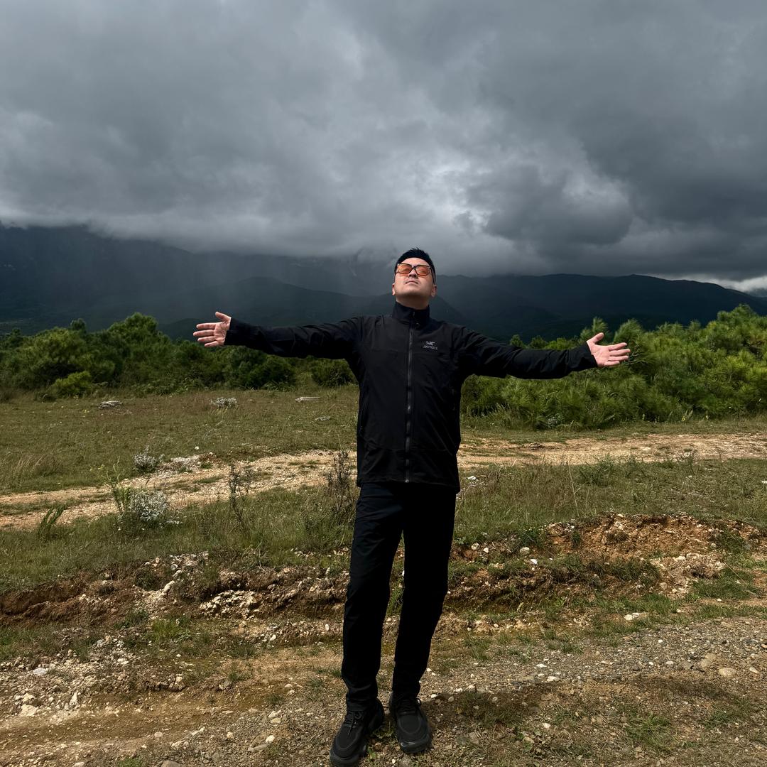 田震。