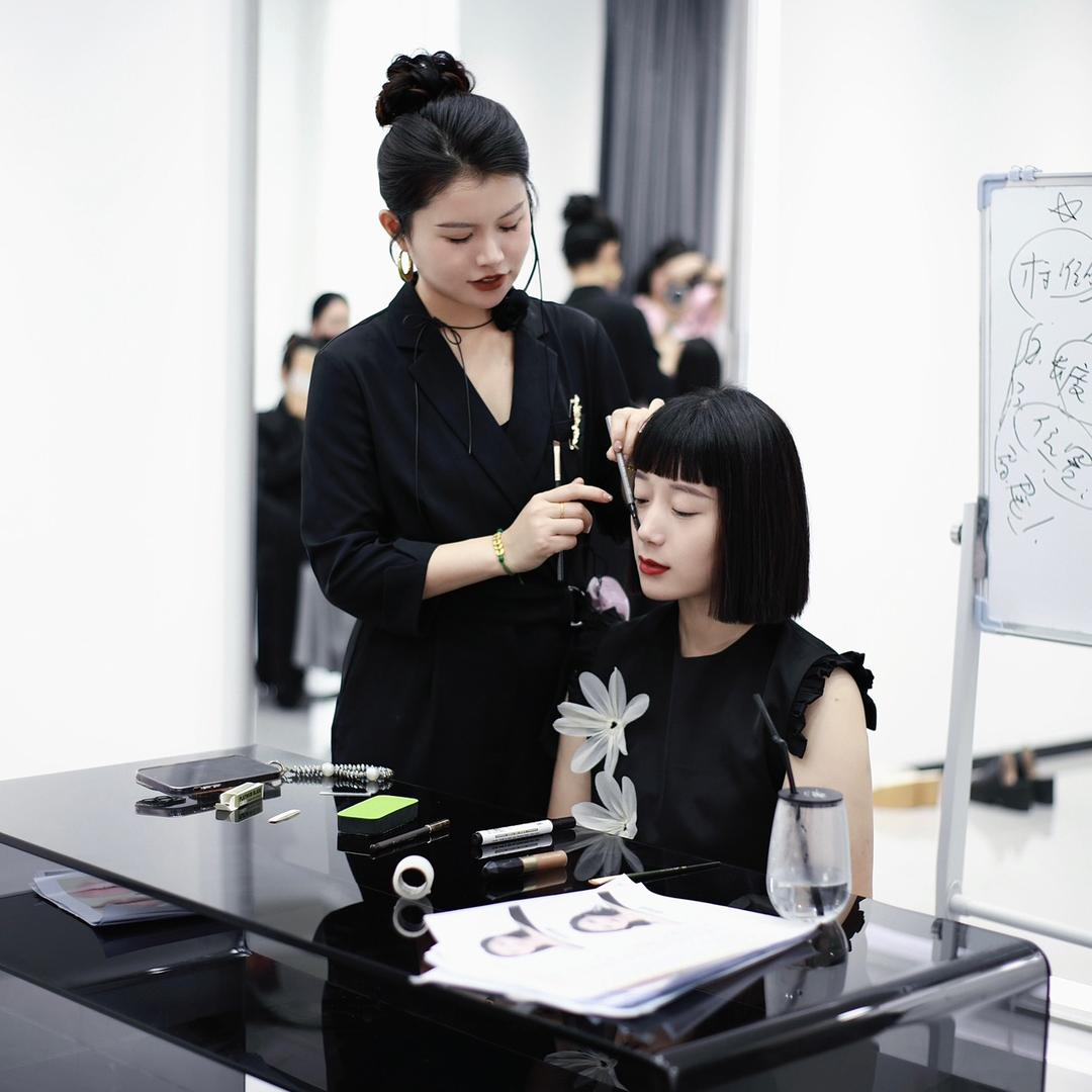 江宁教彩妆的存存老师