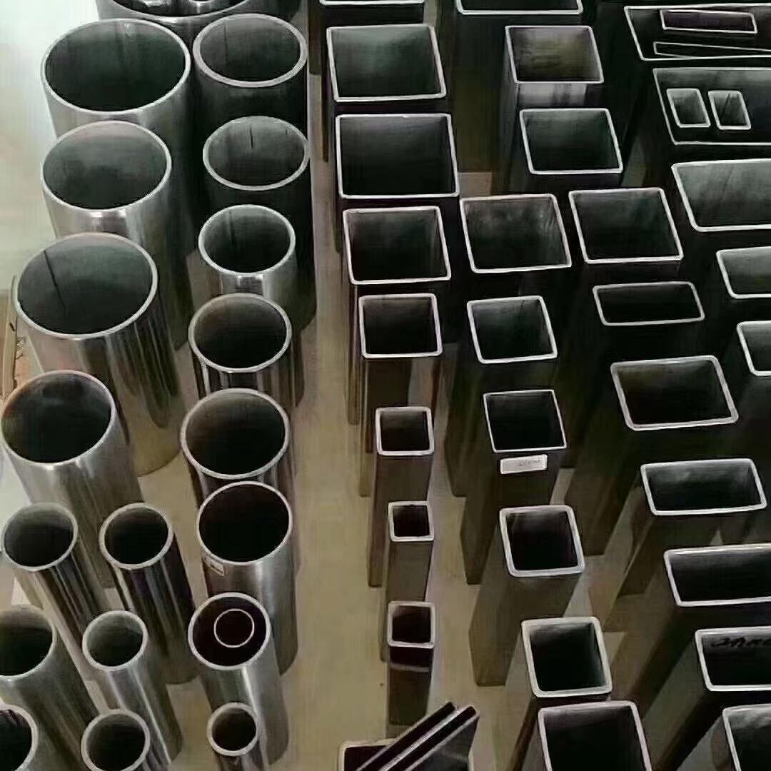 卖不锈钢的小伙子
