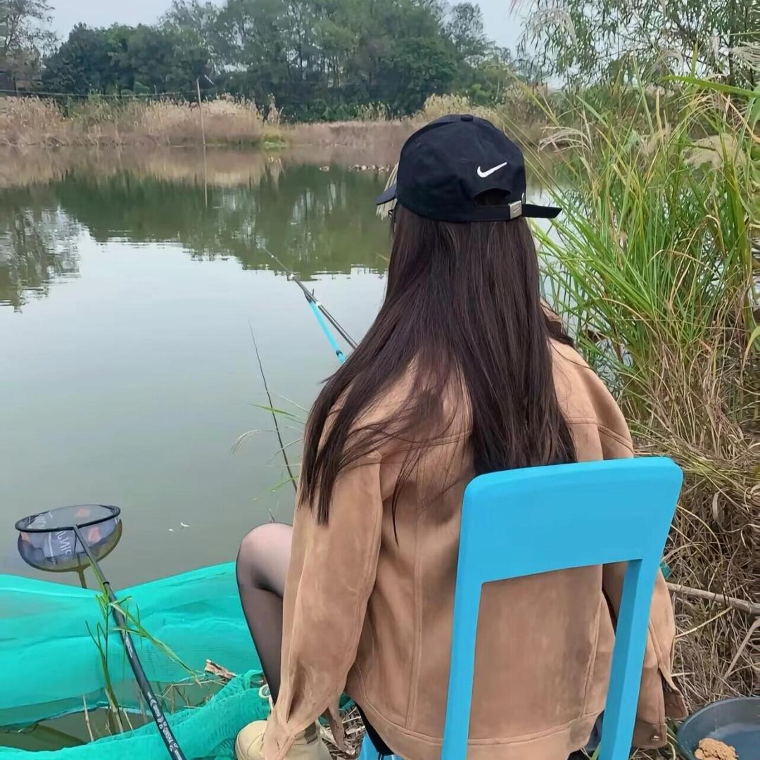 佳佳爱钓鱼