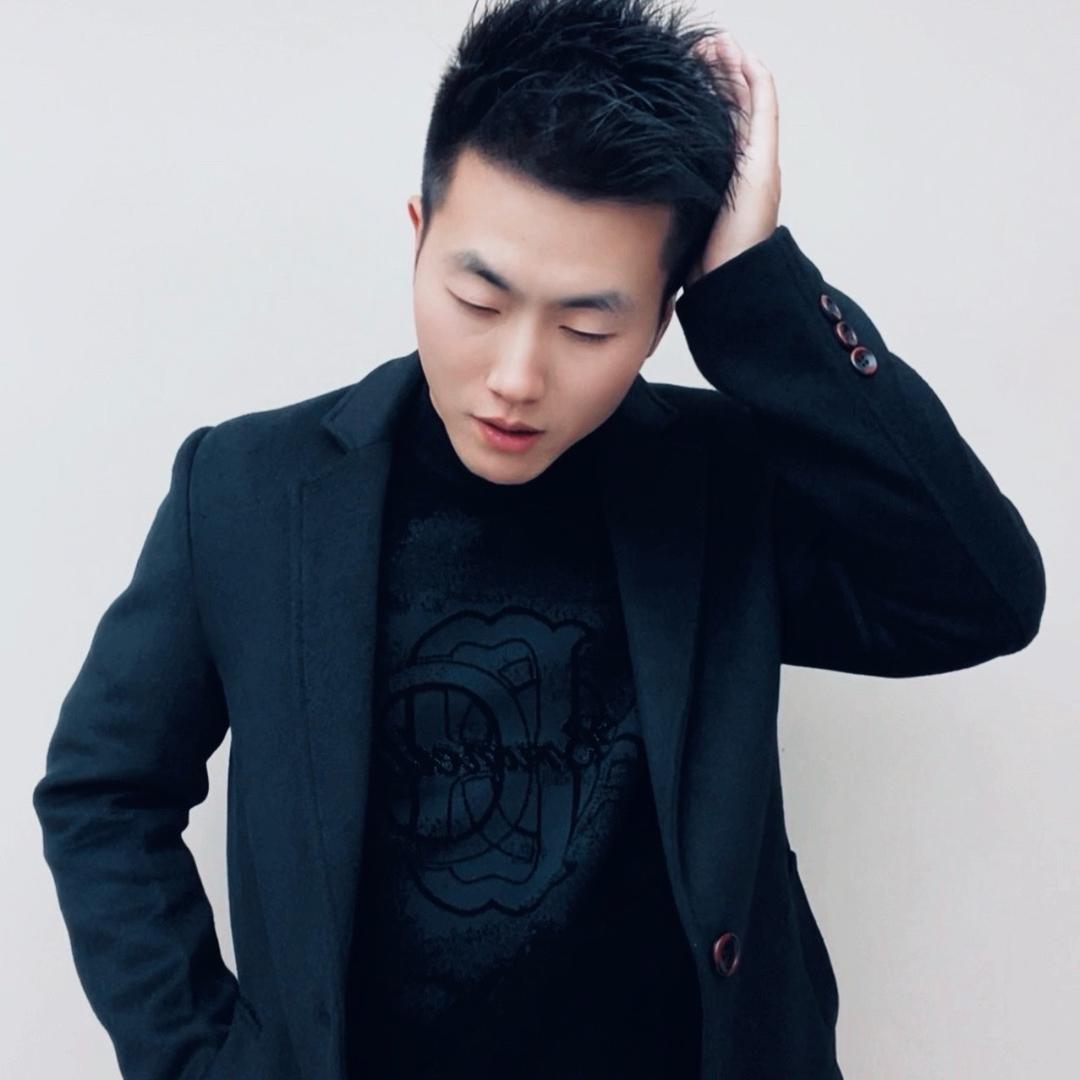 曼  莎 —  F 总监