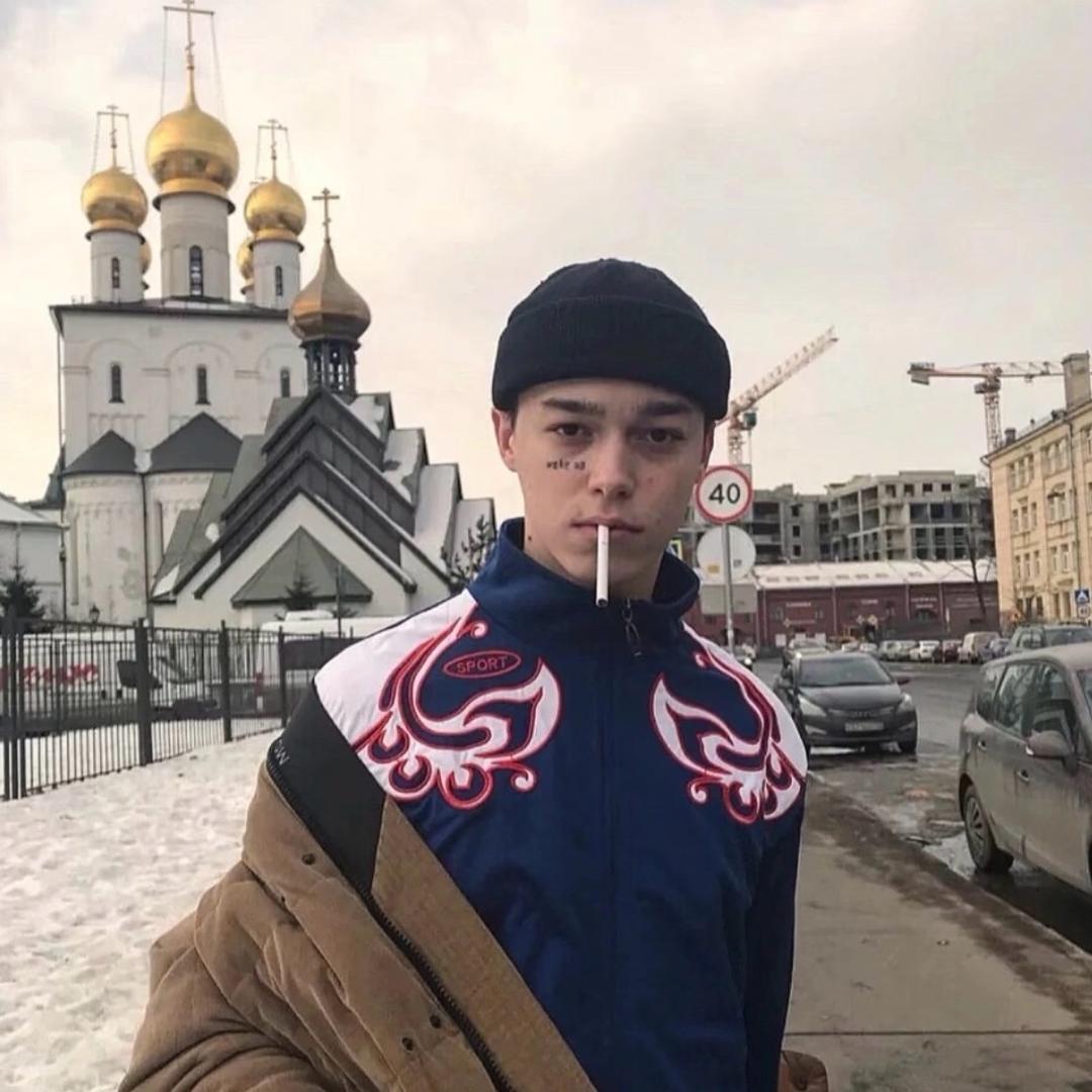 满船清梦压星河.