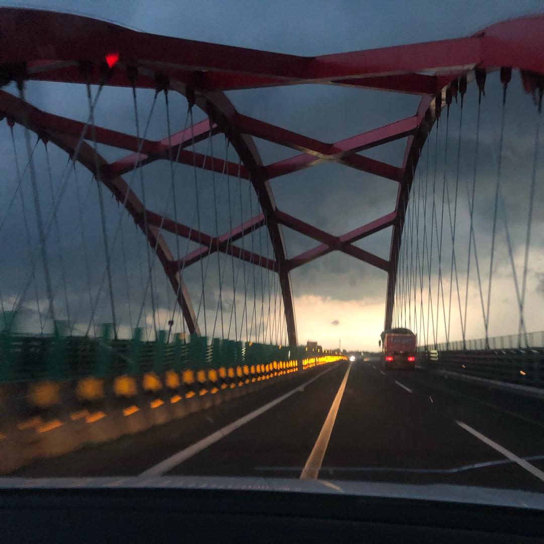 那天的云是否都已料到