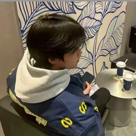 贤.