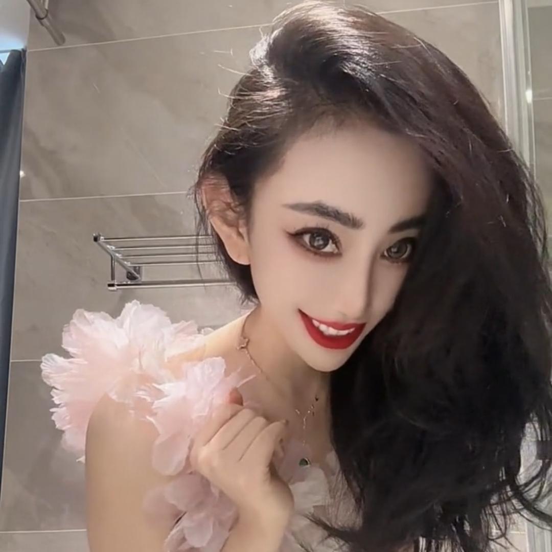开飞机的小姐姐