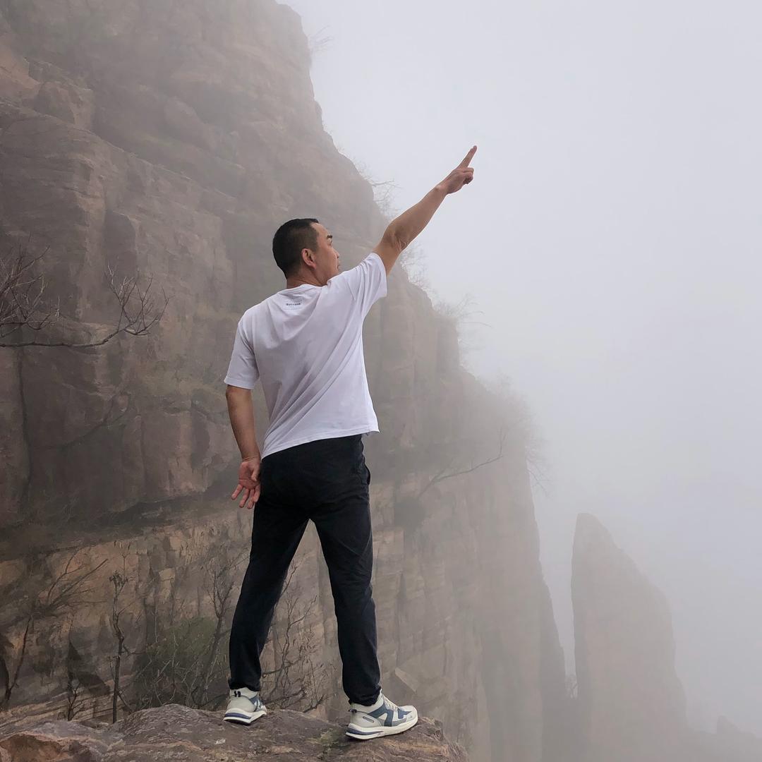 户外行走山水间