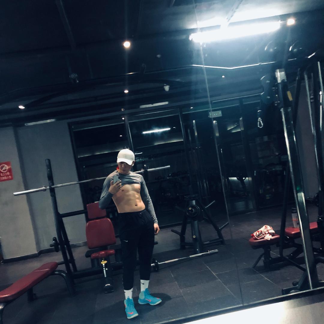 不会弹吉他的主唱