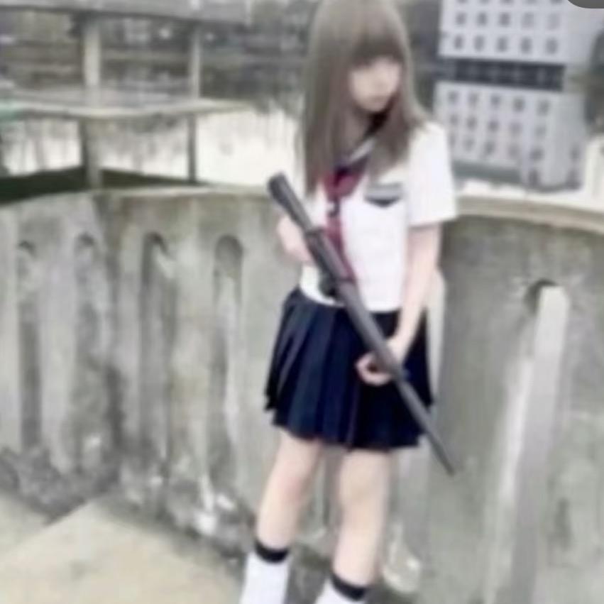 我尝试握住她的手却还是一样寂寞