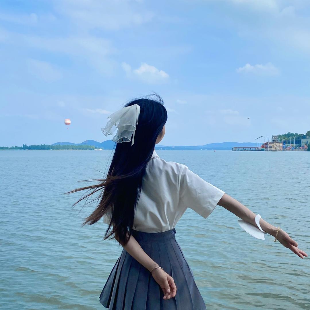 只跟美女互动