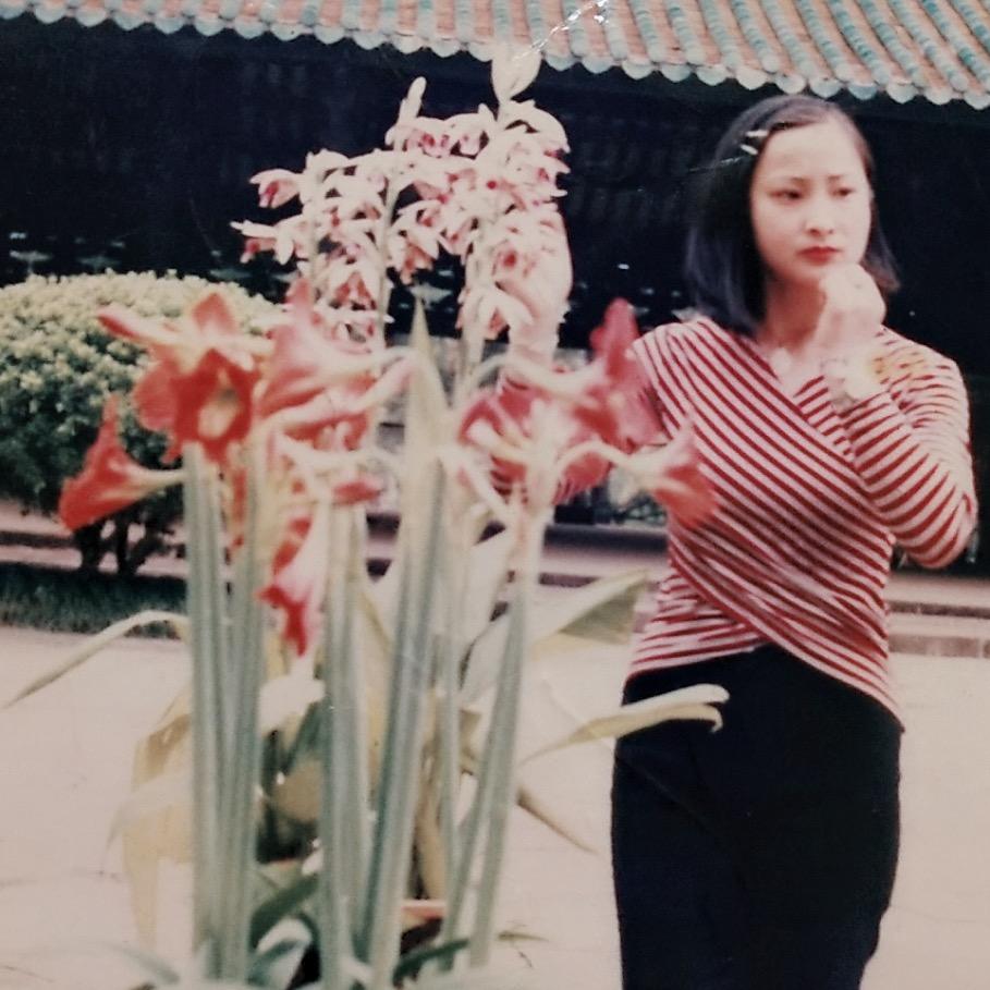 石阡卖珠宝的代姐姐。