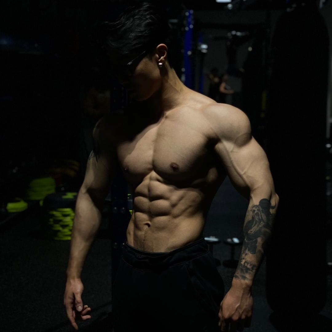 王勾勾要练胸