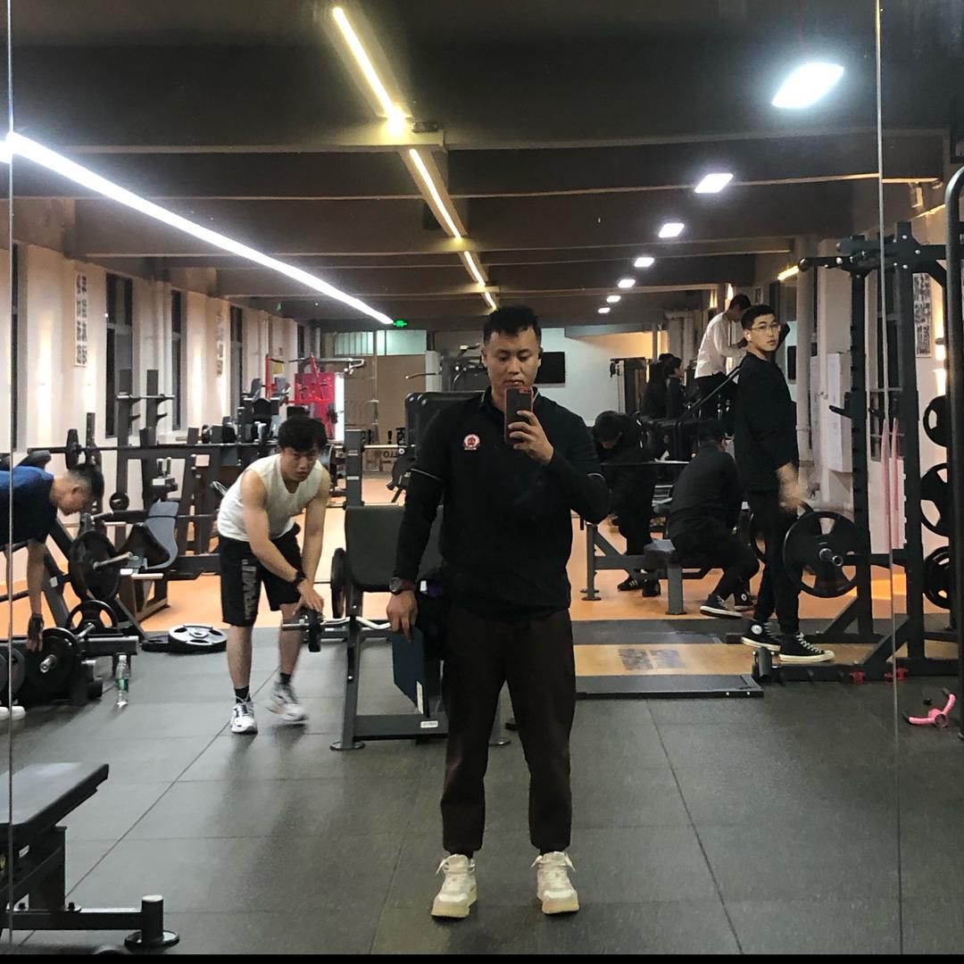 满江健身教练凹帅