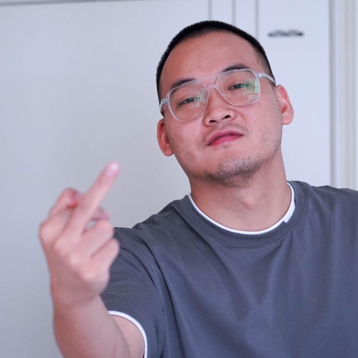 疯了大叔在路上