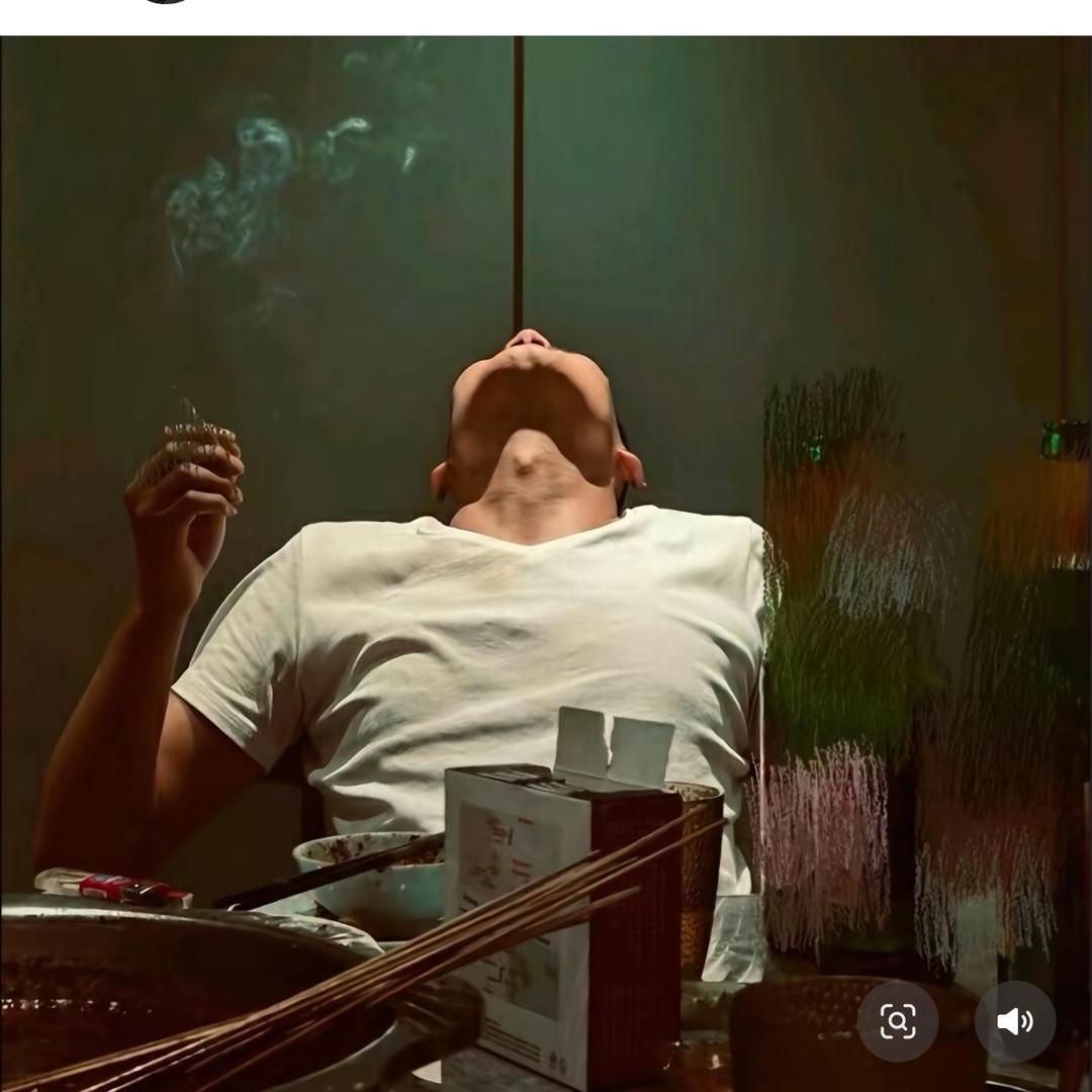 睡🉐晚，起得也晚。