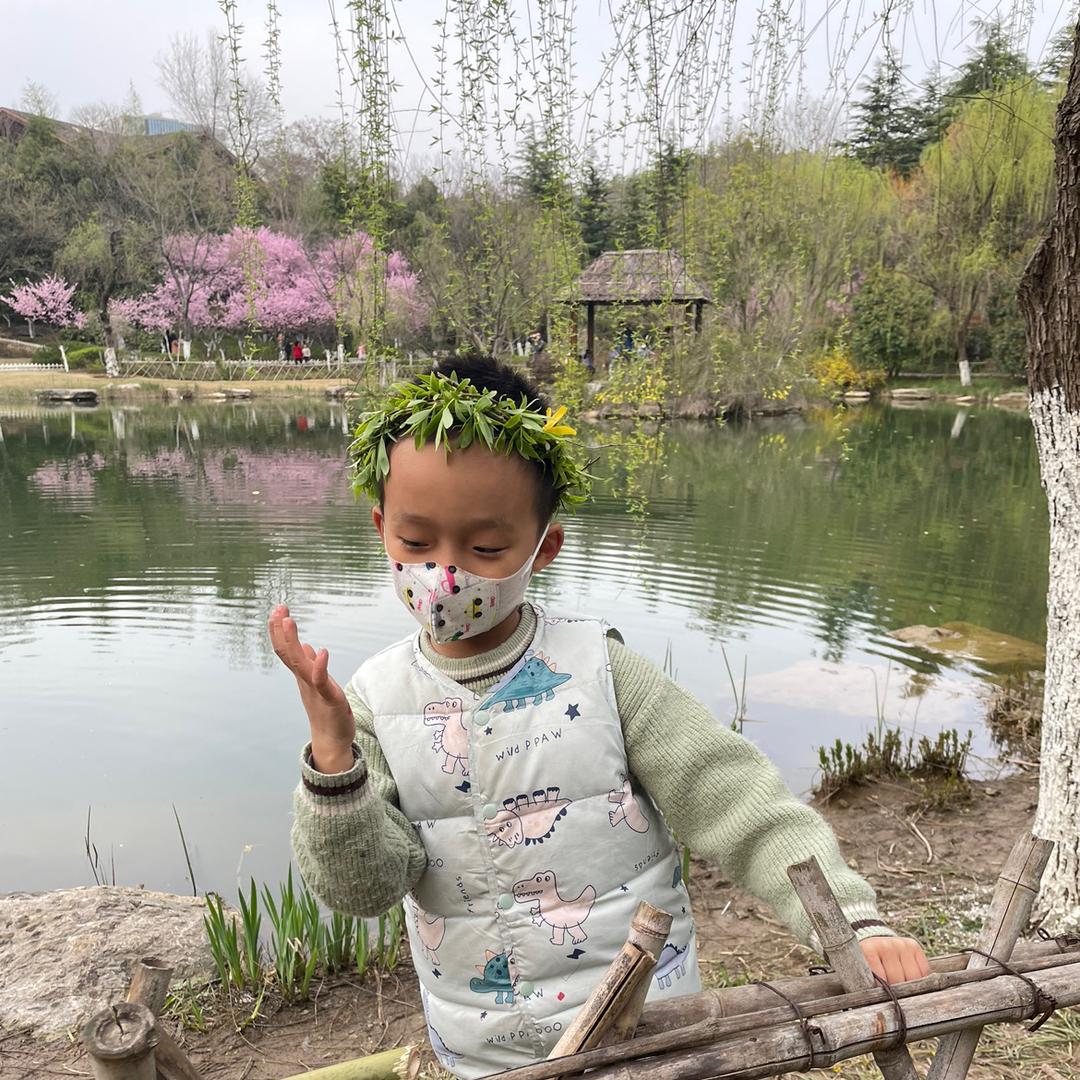 逆风飞翔的小怪兽